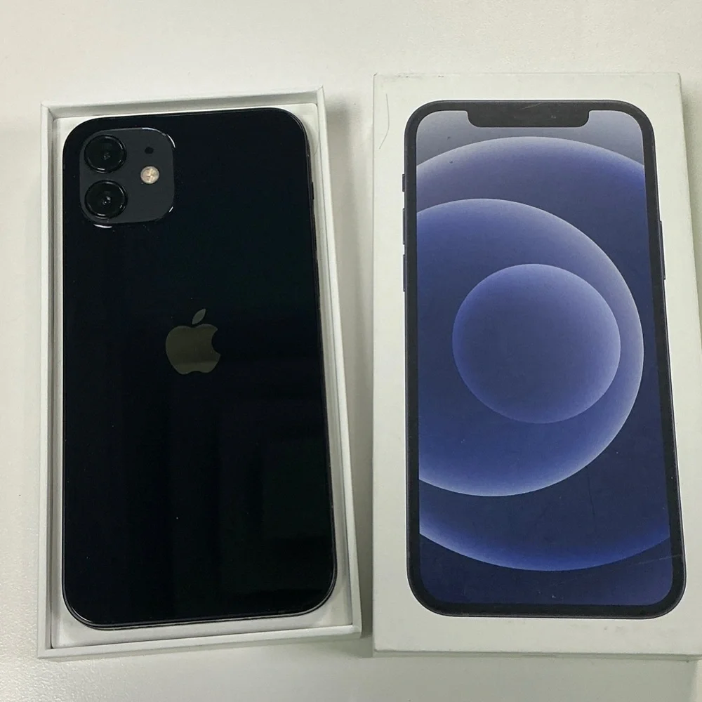 Apple iPhone 12 in Black Gloss